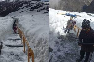 Hemkund Sahib Yatra: भारी बर्फबारी से यात्रा पर लगा ब्रेक, बर्फ हटाने में जुटे सेवादार 