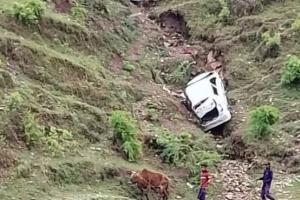 Nainital News: गहरी खाई में गिरी अनियंत्रित कार, एक की मौत, पांच घायलों में तीन की हालत गंभीर, हायर सेंटर रेफर 
