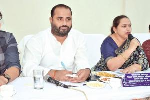 Rudrapur News: बीडीसी बैठक में हंगामे के बीच 24 प्रस्तावों पर चर्चा, अधिशासी अभियंता के अनुपस्थित रहने पर कार्रवाई के लिए पत्र भेजा 
