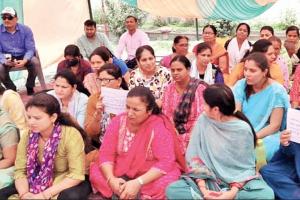 Rudrapur News : मूलभूत सुविधाएं न मिलने पर कॉलोनी वासियों ने किया प्रदर्शन, डीएम को सौंपा ज्ञापन 