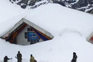 Hemkund Sahib: भारी बर्फबारी से बढ़ीं मुश्किलें, तीन मई तक बर्फ हटाने पर लगा ब्रेक, 20 मई को खुलने हैं कपाट