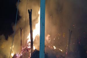 बहराइच: आग लगने से 17 फूस के मकान जलकर राख, ग्रामीणों ने दमकल कर्मियों की मदद से पाया काबू