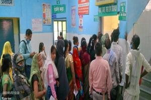 सीतापुर: बढ़ती गर्मी से चरमराई जिला अस्पताल की व्यवस्था, एक बेड पर दो-दो मरीजों का हो रहा है इलाज