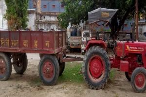 अयोध्या: नहीं थम रहा सरयू किनारे अवैध खनन, बालू लदी ट्रैक्टर-ट्राली सीज 