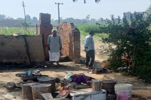 अयोध्या: छप्पर में आग लगने से गृहस्थी का सामान राख