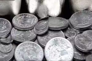 लखनऊ: निर्माणाधीन मकान में खोदाई के दौरान निकले चांदी के सिक्के, मची अफरा-तफरी 