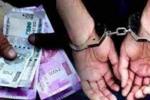 ग्राम अधिकारी रिश्वत लेते गिरफ्तार, एक करोड़ रुपये से अधिक के बैंक दस्तावेज और नकदी बरामद 