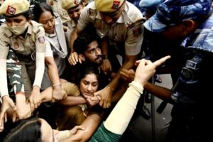 महिला पहलवानों को हिरासत में लिए जाने पर कांग्रेस ने कहा: ‘अहंकारी राजा’ जनता की आवाज को कुचल रहा है 