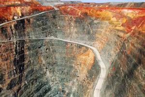 Peru Gold Mines Incident : पेरू में सोने की खदान में लगी भीषण आग, 27 मजदूर जिंदा जले...175 को सुरक्षित बाहर निकाला