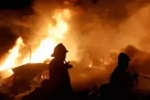 महाराष्ट्र: ठाणे में कबाड़ के गोदाम में लगी आग, काबू पाने में लगे तीन घंटे 