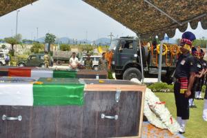 देहरादून: शहीद रुचिन के पार्थिव शरीर को जॉलीग्रान्ट लाया गया  
