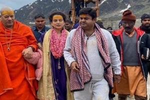 Kedarnath : कंगना रनौत पहुंचीं केदारनाथ धाम, महामंडलेश्वर के साथ किये दर्शन