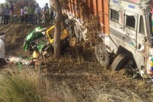 Road Accident In Kanpur : घाटमपुर में ट्रक की टक्कर से ऑटो के उड़े परखच्चे, दो की मौत व पांच घायल