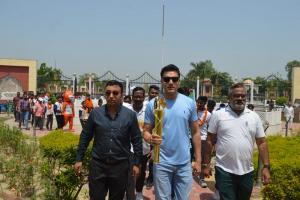 रामपुर पहुंची खेलो इंडिया यूनिवर्सिटी की मशाल, गांधी समाधि पर पुष्प अर्पित कर युवाओं ने किया स्वागत 