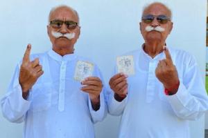 UP Bye-election : उपचुनाव में अतर-चतर सिंह को देख चकराए मतदानकर्मी, वेशभूषा और अंदाज ने खींचा सबका ध्यान
