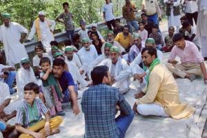 रामपुर: पुलिस के रवैये पर भड़के किसान, सैदनगर चौकी का घेराव