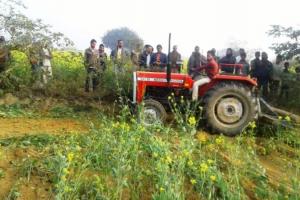 रुद्रपुर: दबंगों ने हथियारों के बल पर खेत पर कब्जा करने का किया प्रयास