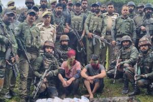 जम्मू-कश्मीर में नशीले पदार्थ, बारूद और हथियारों के साथ तीन गिरफ्तार 