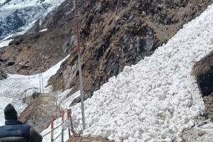 देहरादून: केदारनाथ मार्ग पर भैंरों गधेरे के पास टूटा ग्लेशियर मार्ग बंद, देखें वीडियो
