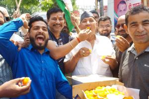 रामनगर: कर्नाटक की प्रचंड जीत पर आतिशबाजी एंव मिठाई वितरण