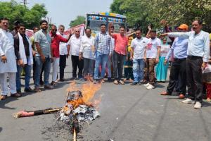 रामनगर: गुस्साए लोगों ने सीएम का किया पुतला दहन    