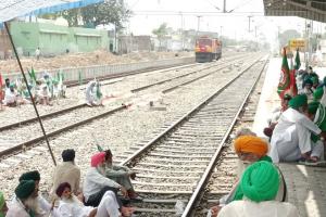 पंजाब: रेल पटरियों पर किसानों का धरना, रेल यातायात बाधित 