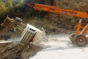 नैनीताल: अल्मोड़ा-भवाली मार्ग पर निर्माणाधीन पुल में जा गिरी पिकअप, चालक की हालत गंभीर