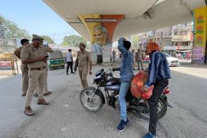 बरेली: पुलिस कर रही ट्रैफिक नियमों का उल्लंघन, सिर्फ आम जनता के कट रहे चालान