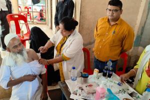बरेली: हज पर जाने वाले जायरीन का स्वास्थ्य विभाग करा रहा टीकाकरण  