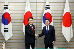 रिश्तों में सुधार के लिए दक्षिण कोरिया और जापान के नेताओं ने की मुलाकात, किम जोंग की बढ़ी टेंशन 