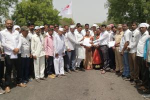 महाराष्ट्र: प्याज उत्पादक किसानों ने किया 'रास्ता रोको आंदोलन', लगाई प्याज की निलामी पर रोक
