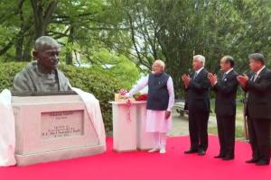 पीएम मोदी ने हिरोशिमा में महात्मा गांधी की आवक्ष प्रतिमा का किया अनावरण 
