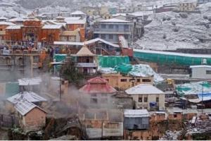 Badrinath Snowfall: बदरीनाथ धाम में शुरू हुई बर्फबारी, श्रद्धालुओं ने उठाया सुन्दर नजारे का लुत्फ 