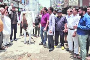 Rudrapur News : सड़कों की बदहाल स्थिति को लेकर कांग्रेसियों ने फूंका मेयर का पुतला