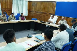 Champawat News : अतिक्रमण को लेकर डीएम ने जिला टास्क फोर्स के साथ की बैठक, खाली करायें अतिक्रमण लेकिन रोजगार का रखें ध्यान