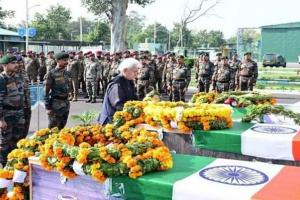 जम्मू-कश्मीर के उपराज्यपाल और सैन्य अधिकारियों ने राजौरी में शहीद हुए जवानों को दी श्रद्धांजलि 