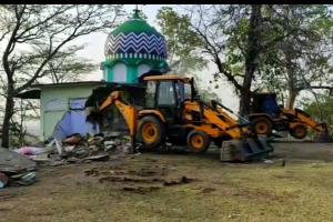 Ramnagar News : 120 साल पुरानी मजार को प्रशासन ने किया ध्वस्त, ग्रामीणों ने काटा हंगामा, पुलिसबल रहा तैनात