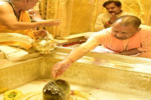 वाराणसी : CM योगी ने काशी विश्वनाथ और काल भैरव मंदिर में किया दर्शन-पूजन 