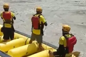 ऋषिकेश: पांच पर्यटकों को डूबने से बचाया, 2 लापताओं की खोज में जुटी SDRF टीम 