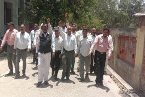 Ayodhya Breaking News : एसडीएम के खिलाफ लामबंद हुए वकील, प्रदर्शन कर हड़ताल पर गए 