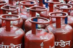 हल्द्वानी: चेंकिंग के दौरान 5 गैस सिलेंडर छोड़ कर भागे युवक 