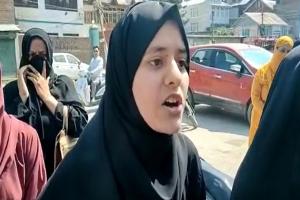 कश्मीर में हिजाब को लेकर विवाद, स्कूल में एंट्री नहीं मिलने पर भड़की छात्राएं