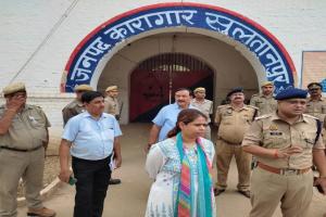 आईजी अयोध्या ने किया Sultanpur Jail का निरीक्षण, फंदे से लटके मिले हैं दो कैदियों के शव