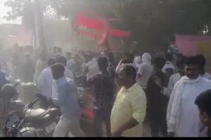 गोंडा : बृजभूषण सिंह के साथ सेल्फी लेने पर भिड़े समर्थक, जबरदस्त पथराव के बीच भागे सांसद