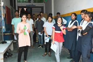 कानपुर : फिजिक्स और मैथ्स के सवालों ने छुड़ाए अभ्यर्थियों के पसीने, ऑर्गेनिक और फिजिकल केमिस्ट्री के सवाल को बताया आसान