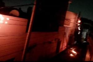 लखनऊ: आलमबाग में शॉर्ट सर्किट से पोल पर लगी आग, बिजली की राह देख रहे लोगों की बढ़ीं मुश्किलें