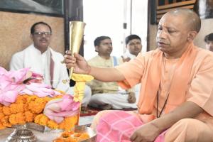CM Yogi Birthday : गोरखपुर में सीएम योगी ने किया रुद्राभिषेक, मंदिर में किया पौध रोपण  