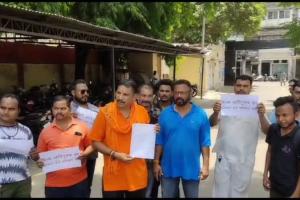 Adipurush : लखनऊ में फिल्म की टीम के खिलाफ हिन्दू महासभा ने जताया कड़ा विरोध, हजरतगंज कोतवाली में दी तहरीर - देखें Video