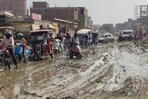 अयोध्या : नयाघाट से जन्मभूमि पथ तक पहुंचने में वाहन चालकों के छूट रहे पसीने