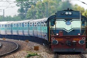 हरदोई : ट्रेन के आगे लेटा युवक इंजन के नीचे आया, चालक की सूझबूझ से बची जान